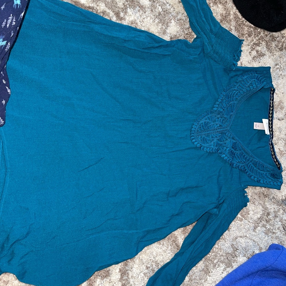Size Small open shoulder dress shirt from Knox rose.